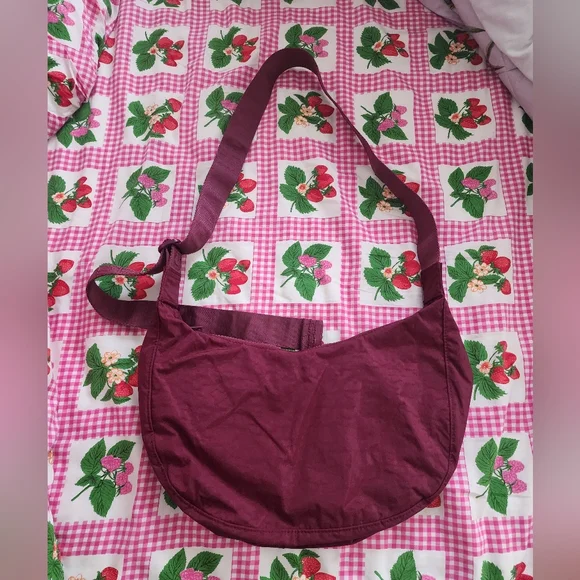 Baggu oxblood medium Cresent - Picture 2 of 5